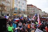 Lidé bez roušek prošli Prahou: Protestovali proti vládě a jejím opatřením kvůli koronaviru