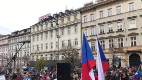 Na Václavském náměstí se shromáždil dav lidí, který protestuje proti vládním opatřením kvůli koronaviru. (17.11. 2020)