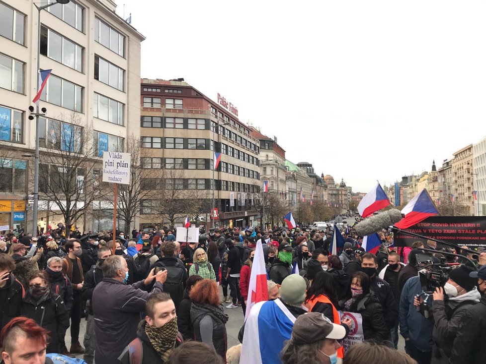 Na Václavském náměstí se shromáždil dav lidí, který protestuje proti vládním opatřením kvůli koronaviru. (17.11. 2020)