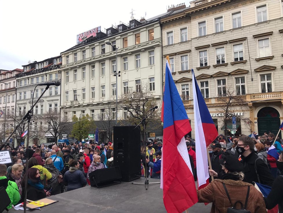 Na Václavském náměstí se shromáždil dav lidí, který protestuje proti vládním opatřením kvůli koronaviru. (17.11. 2020)