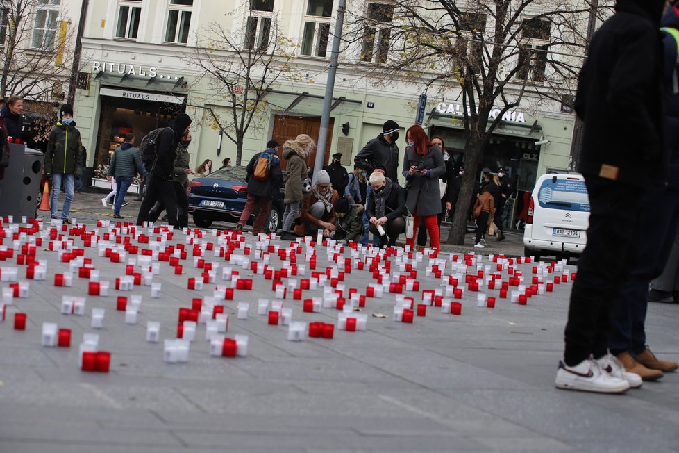 Na Václavském náměstí se sešli lidé, kteří protestovali proti vládním nařízením. (17.11. 2020)