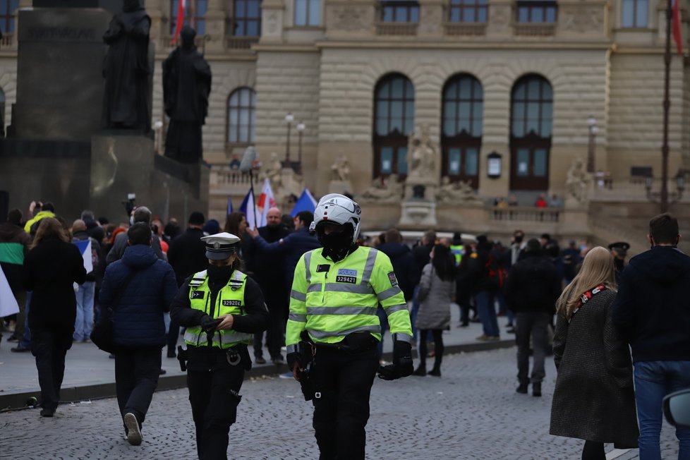 Na Václavském náměstí se sešli lidé, kteří protestovali proti vládním nařízením. (17.11. 2020)