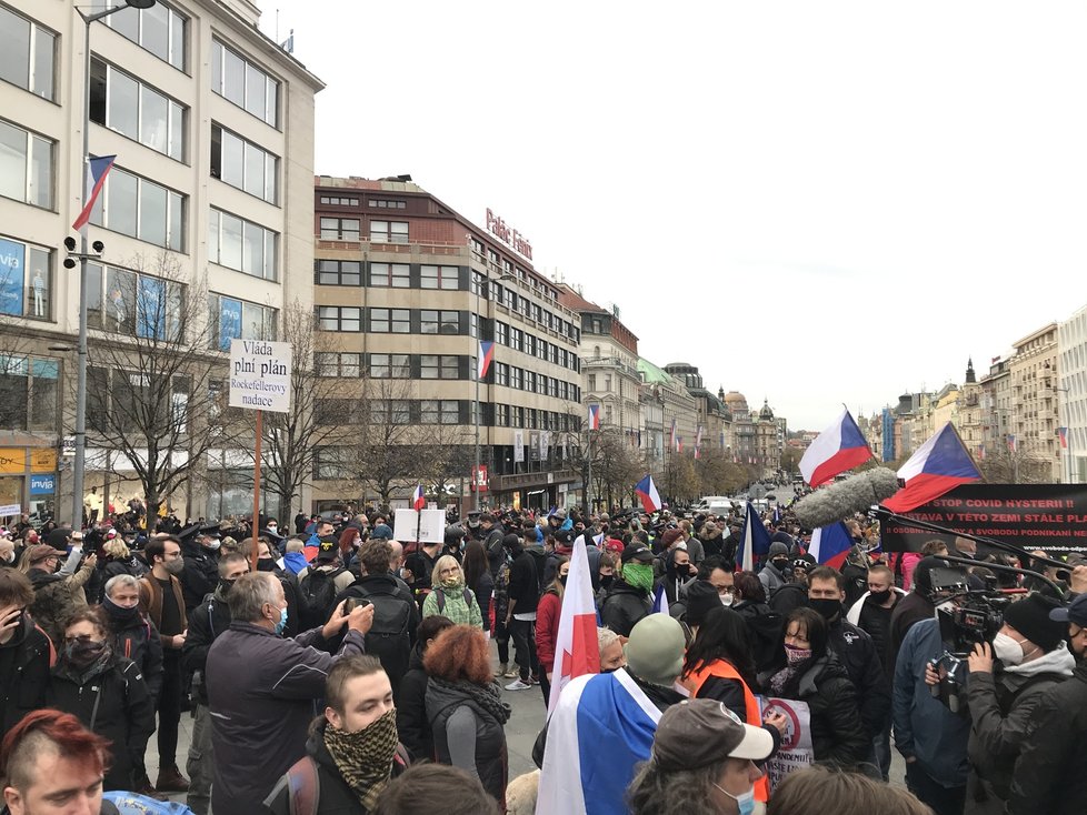 Na Václavském náměstí se sešli lidé, kteří protestovali proti vládním nařízením. (17.11. 2020)