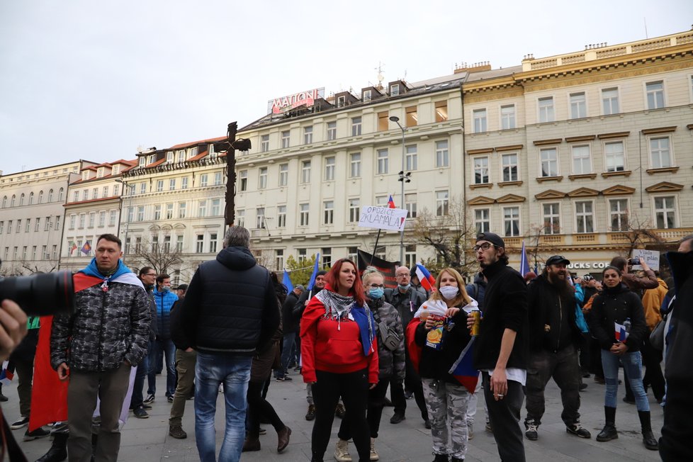 Na Václavském náměstí se sešli lidé, kteří protestovali proti vládním nařízením. (17.11. 2020)