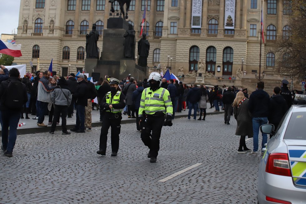 Na Václavském náměstí se sešli lidé, kteří protestovali proti vládním nařízením. (17.11. 2020)