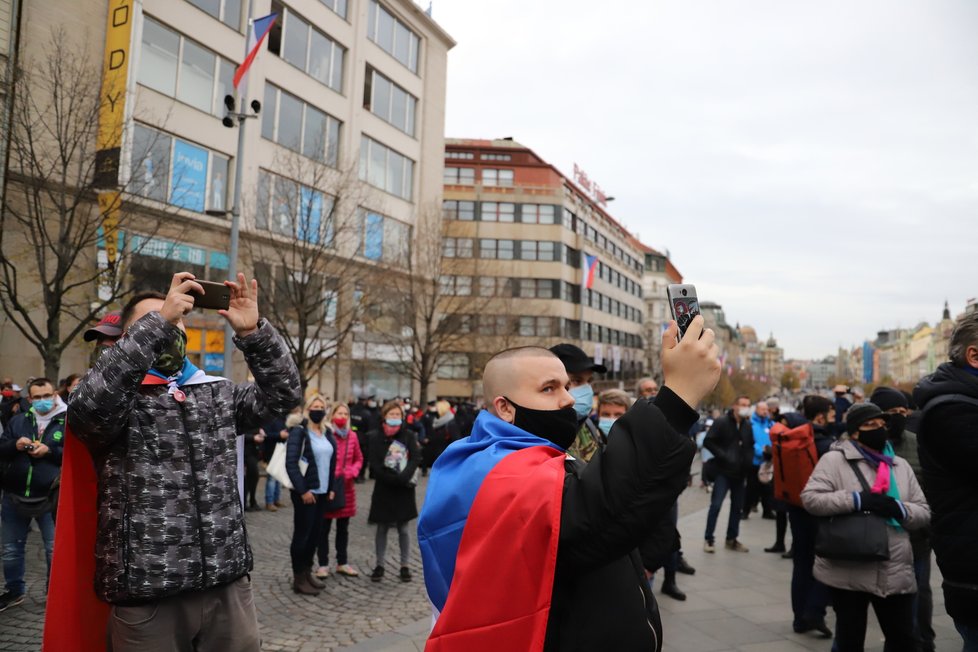 Na Václavském náměstí se sešli lidé, kteří protestovali proti vládním nařízením. (17.11. 2020)