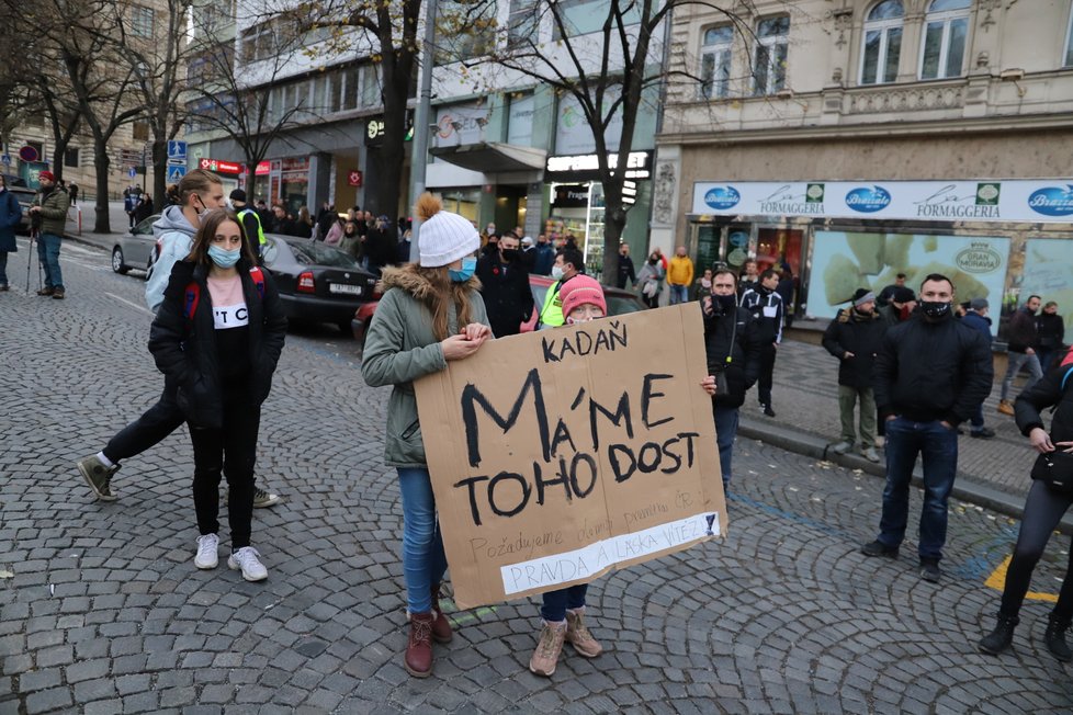 Na Václavském náměstí se sešli lidé, kteří protestovali proti vládním nařízením. (17.11. 2020)