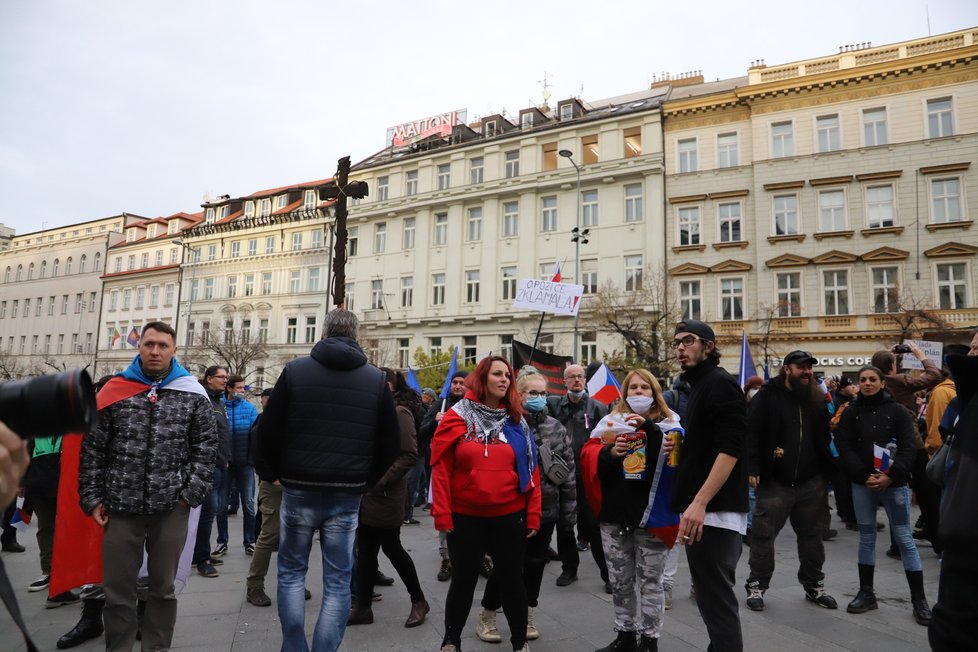 Na Václavském náměstí se sešli lidé, kteří protestovali proti vládním nařízením. (17.11. 2020)