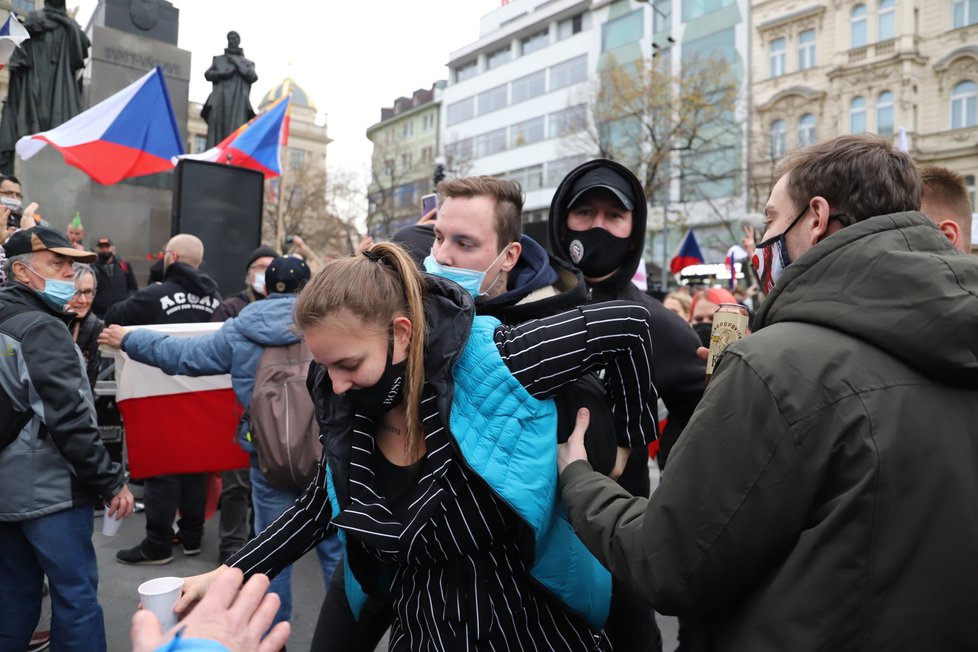 Na Václavském náměstí se sešli lidé, kteří protestovali proti vládním nařízením. (17.11. 2020)