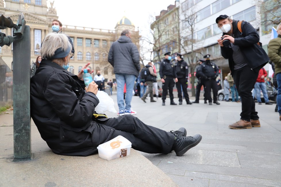 Na Václavském náměstí se sešli lidé, kteří protestovali proti vládním nařízením. (17.11. 2020)