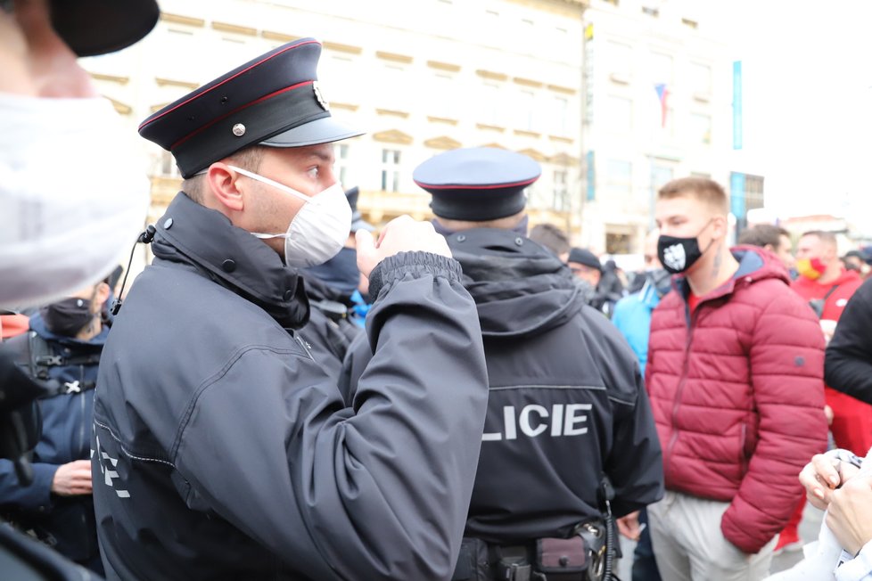 Na Václavském náměstí se sešli lidé, kteří protestovali proti vládním nařízením. (17.11. 2020)