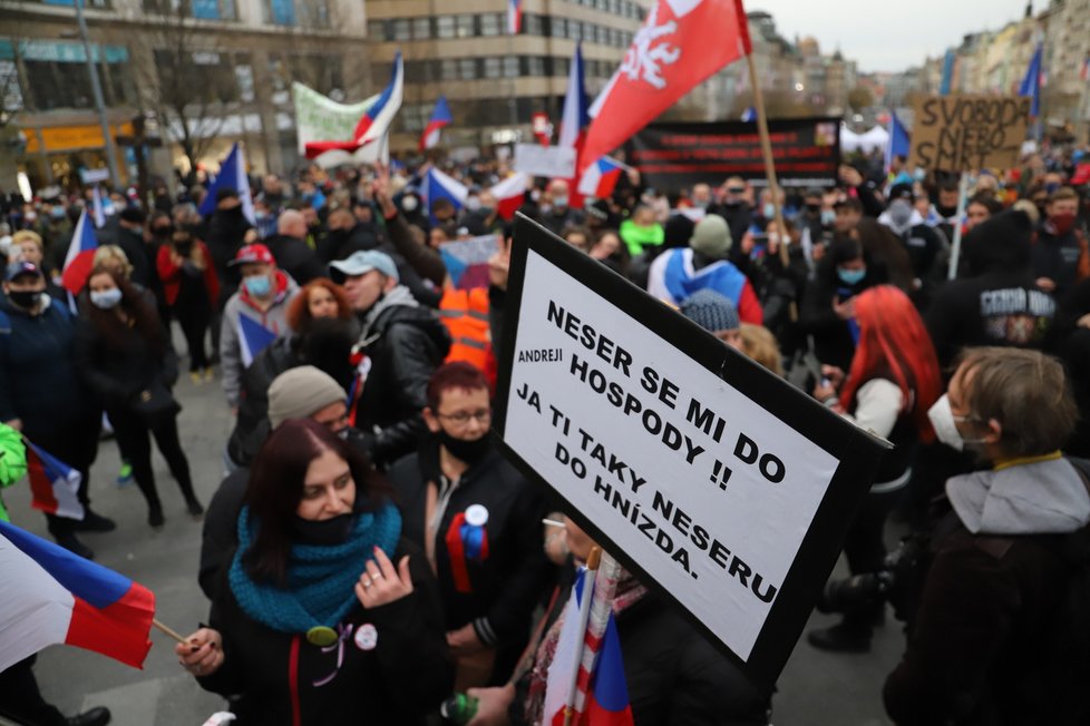 Na Václavském náměstí se sešli lidé, kteří protestovali proti vládním nařízením. (17.11. 2020)