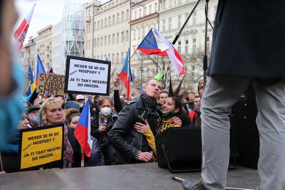 Na Václavském náměstí se sešli lidé, kteří protestovali proti vládním nařízením. (17.11. 2020)