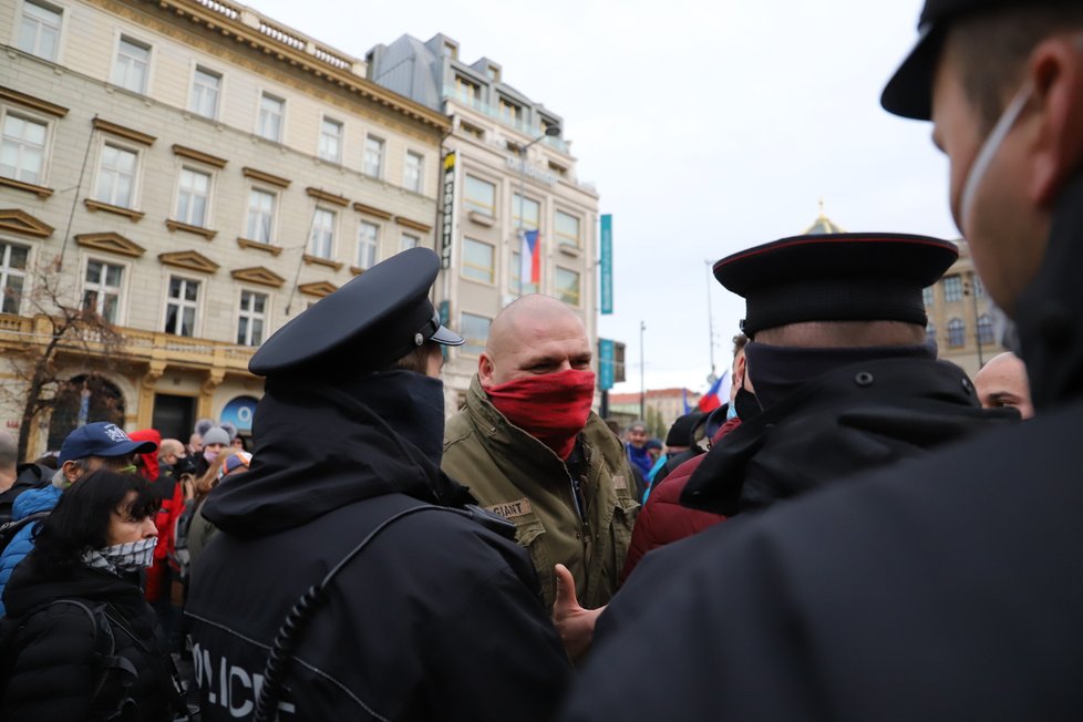 Na Václavském náměstí se sešli lidé, kteří protestovali proti vládním nařízením. (17.11. 2020)