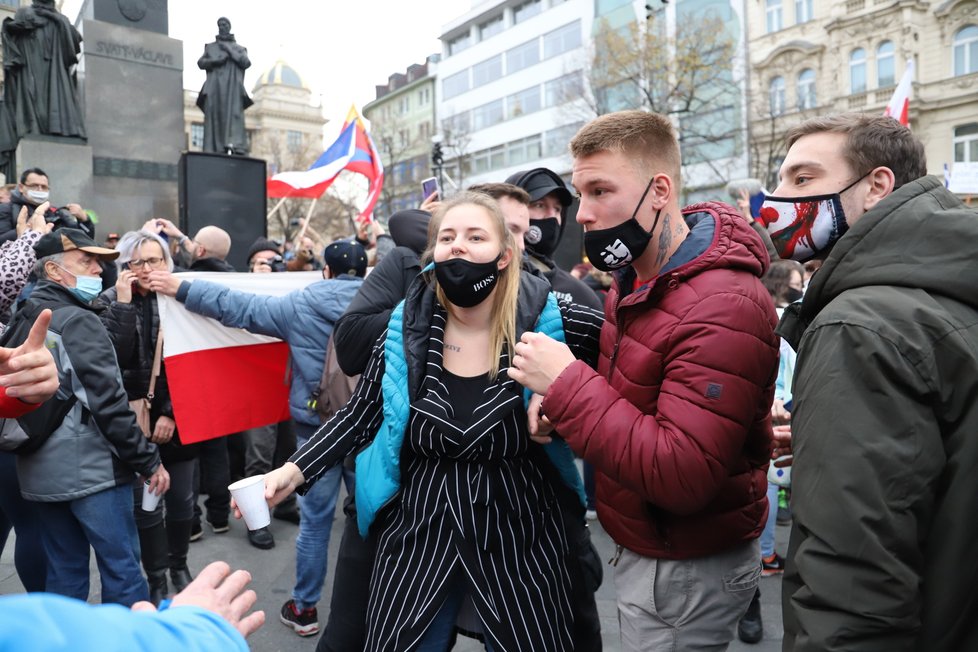 Na Václavském náměstí se sešli lidé, kteří protestovali proti vládním nařízením. (17.11. 2020)