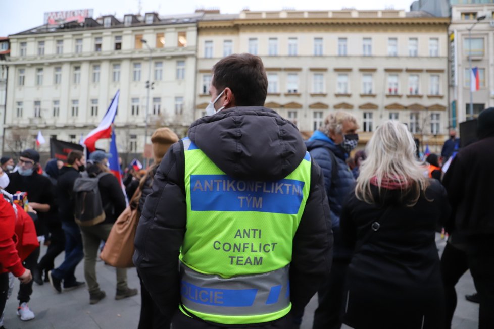 Na Václavském náměstí se sešli lidé, kteří protestovali proti vládním nařízením. (17.11. 2020)