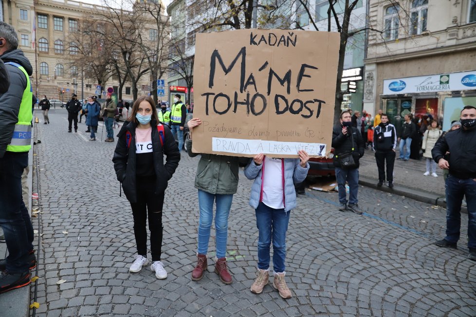 Na Václavském náměstí se sešli lidé, kteří protestovali proti vládním nařízením. (17.11. 2020)