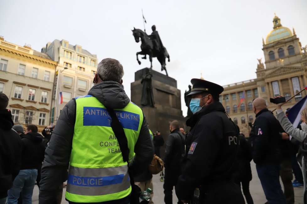 Na Václavském náměstí se sešli lidé, kteří protestovali proti vládním nařízením. (17.11. 2020)