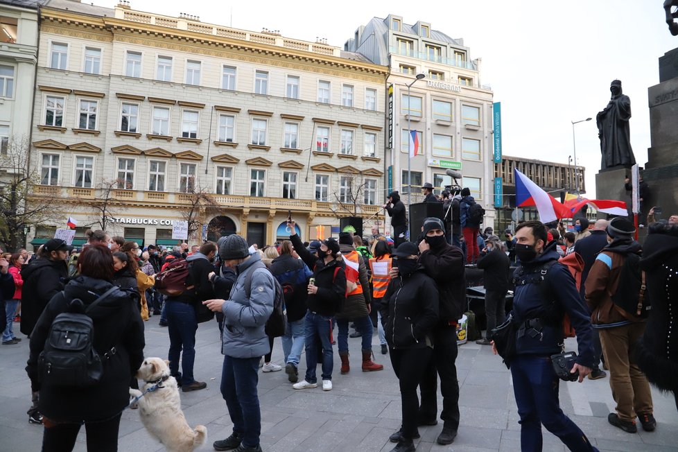 Na Václavském náměstí se sešli lidé, kteří protestovali proti vládním nařízením. (17.11. 2020)