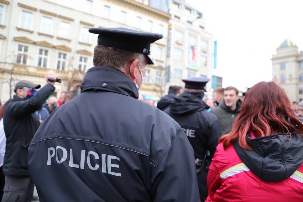 Na Václavském náměstí se sešli lidé, kteří protestovali proti vládním nařízením. (17.11. 2020)