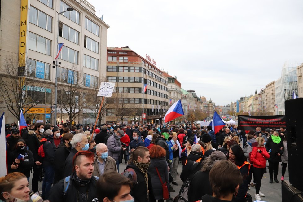 Na Václavském náměstí se sešli lidé, kteří protestovali proti vládním nařízením. (17.11. 2020)