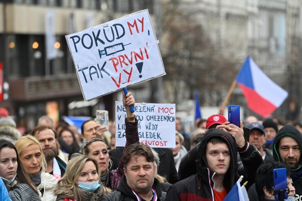 Účastníci akce nazvané Pochod svobody se sešli 6. prosince 2020 na Václavském náměstí v Praze, kde protestovali proti vládním protiepidemickým opatřením.