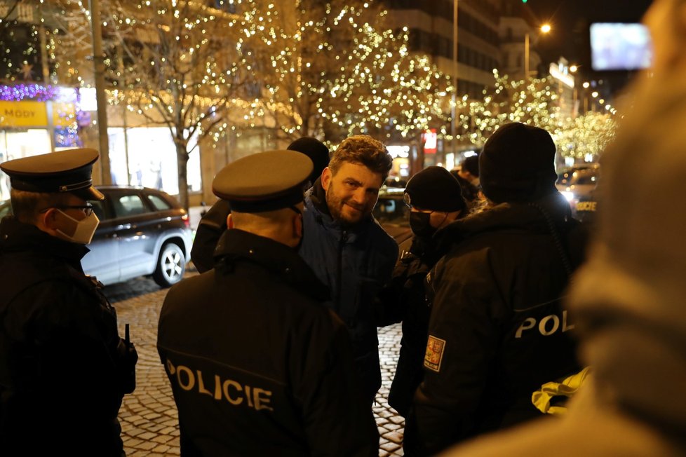 Demonstrace na Václavském náměstí proti vládním nařízením, 31. prosince 2020.