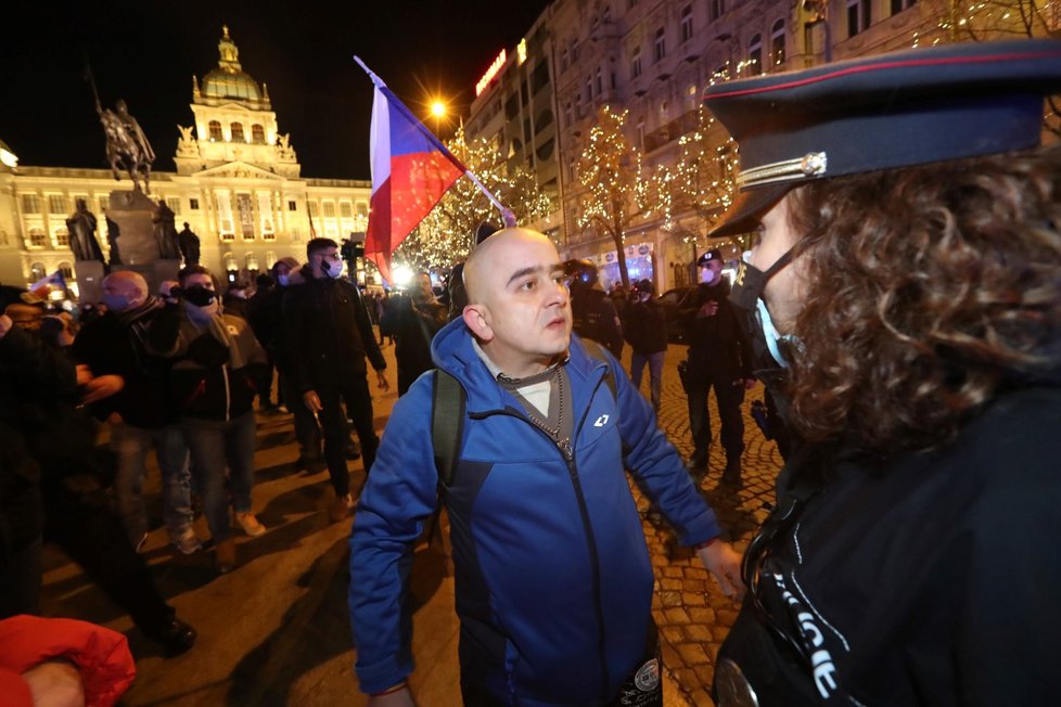 Demonstrace na Václavském náměstí proti vládním nařízením, 31. prosince 2020.