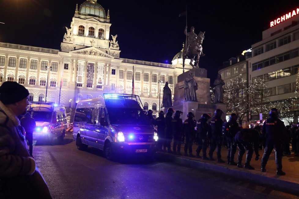 Demonstrace na Václavském náměstí proti vládním nařízením, 31. prosince 2020.