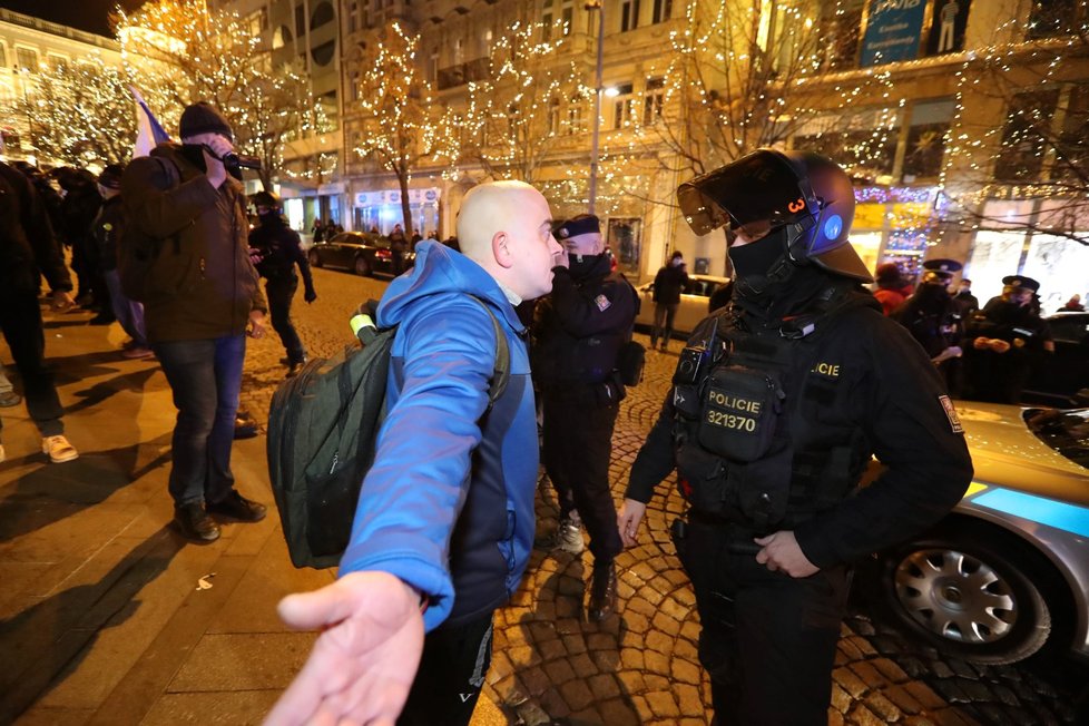 Demonstrace na Václavském náměstí proti vládním nařízením, 31. prosince 2020.