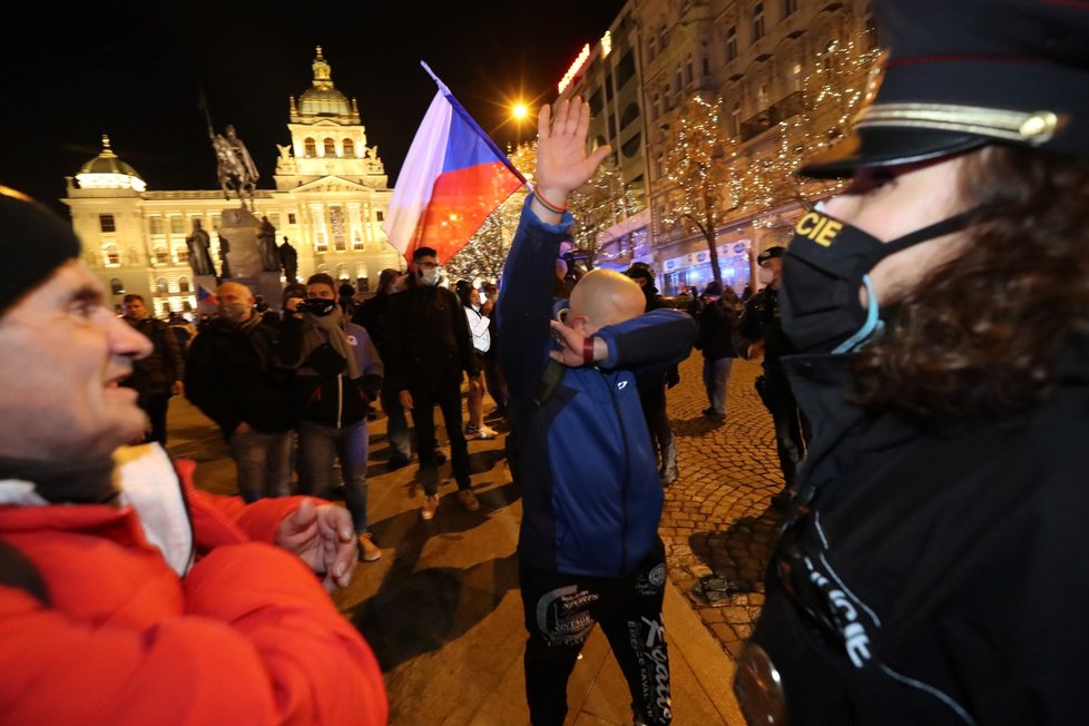 Demonstrace na Václavském náměstí proti vládním nařízením, 31. prosince 2020.