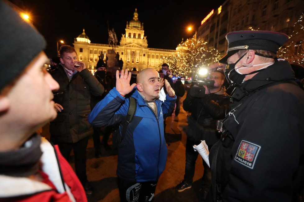 Demonstrace na Václavském náměstí proti vládním nařízením, 31. prosince 2020.