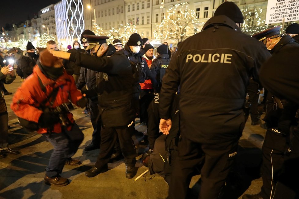 Demonstrace na Václavském náměstí proti vládním nařízením, 31. prosince 2020.