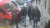Překvápko pro zloděje: Muž ukradl z luxusního auta v centru Prahy tašku, bylo v ní 1,5 milionu!