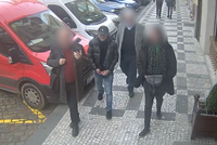 Překvápko pro zloděje: Muž ukradl z luxusního auta v centru Prahy tašku, bylo v ní 1,5 milionu!