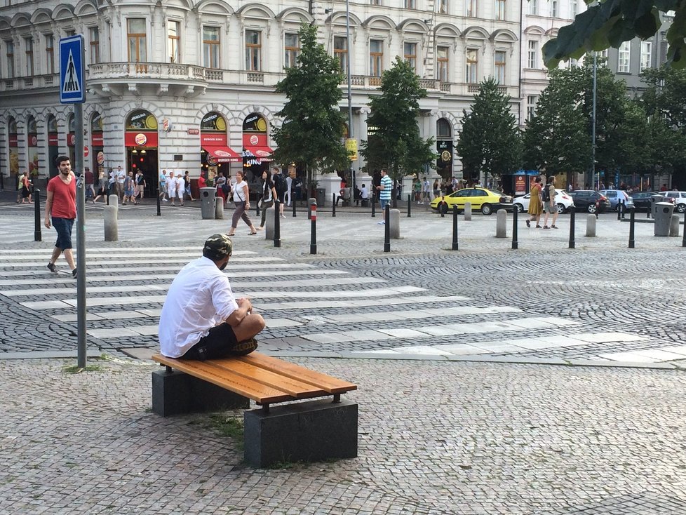 Lavičky se vyskytují i po stranách náměstí.