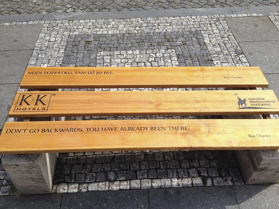 Na lavičkách jsou vyryty citáty, které si vybrali adoptivní rodiče.