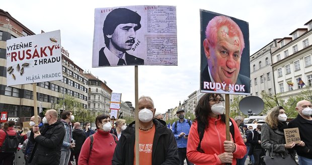 »Ruskej šváb« na Hradě, »estébacká krysa« na vládě: Desetitisícový dav kritizoval v Praze Zemana a Babiše