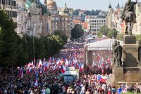 Desetitisíce lidí protestovaly na Václaváku proti vládě. Fiala: Demonstraci svolaly proruské síly