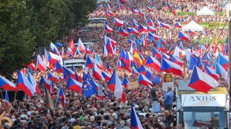 Protivládní demonstrace se účastní 70 000 lidí, požadují demisi premiéra Fialy