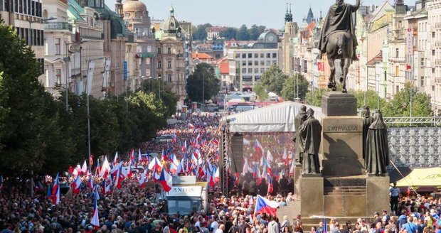 Desetitisíce lidí protestovaly na Václaváku proti vládě. Fiala: Demonstraci svolaly proruské síly