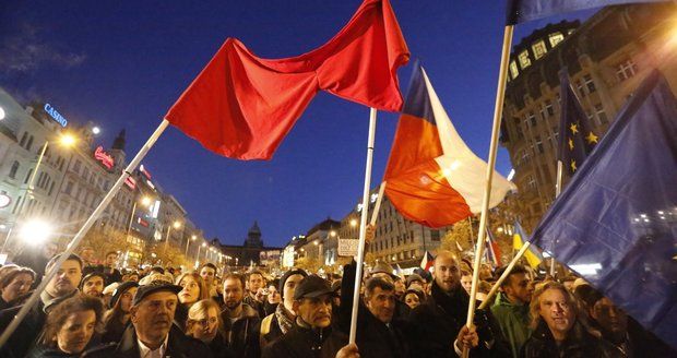 „Miloši, už blbneš! Ať žije Havel!“ 3000 lidí demonstrovaly v centru Prahy