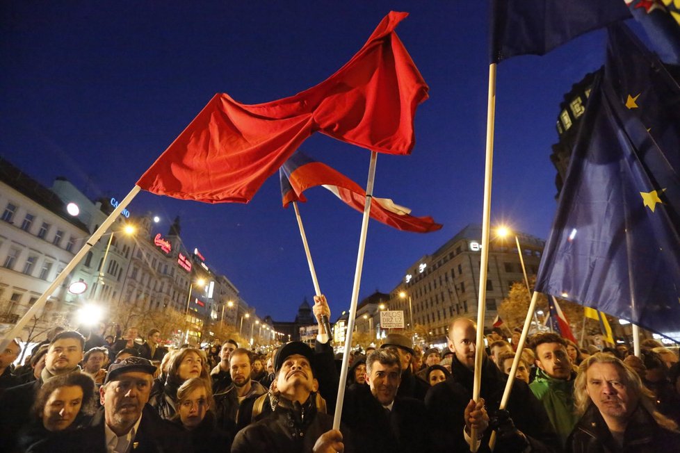 Tisíce odpůrců prezidenta Miloše Zemana dorazily z Albertova na Václavské náměstí.