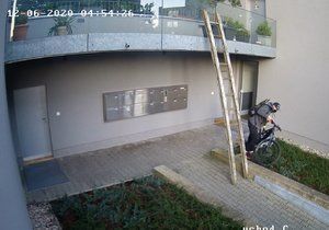 Muž v polovině června ukradl z balkonu v Praze 9 elektrokolo.