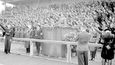 Pražské letní sportovní hry na stadionu na pražském Strahově v roce 1940. U pultíku hajluje říšský sekretář pro Protektorát Čechy a Morava K. H. Frank.