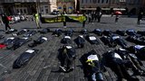 Staroměstské náměstí pokryla těla v pytlích: Ukončete zabíjení civilistů, vyzvala organizace