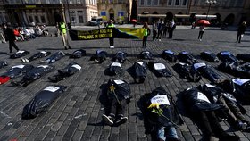 Amnesty International ČR uspořádala na Staroměstském náměstí akci k připomenutí měsíce od začátku ruské invaze na Ukrajině, 24. března 2022, Praha.
