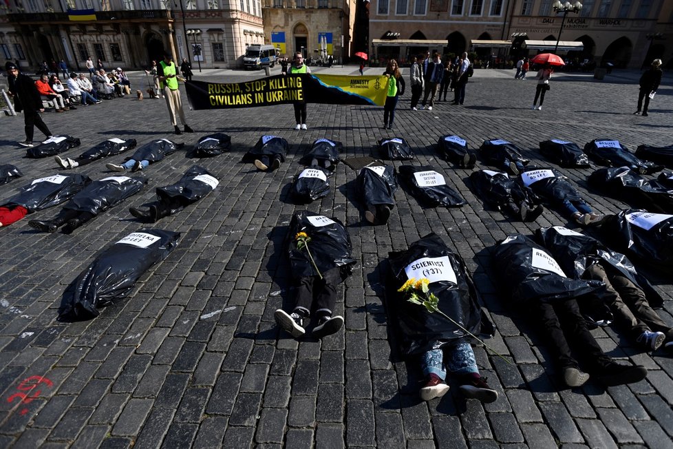 Amnesty International ČR uspořádala na Staroměstském náměstí akci k připomenutí měsíce od začátku ruské invaze na Ukrajině, 24. března 2022, Praha.