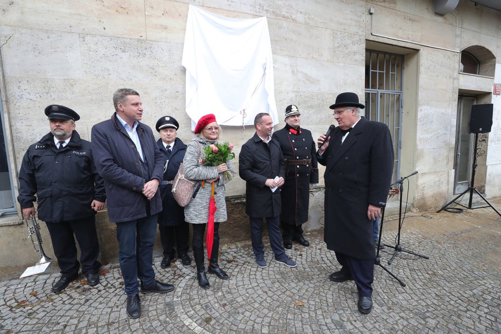 Známý kriminalista se dočkal pamětní desky v Praze 5.