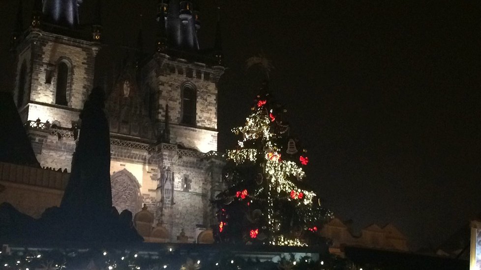 Na Staroměstském náměstí se konečně rozsvítil vánoční strom. Davy lidí se hrnuly, aby byly svědky velkolepé podívané.